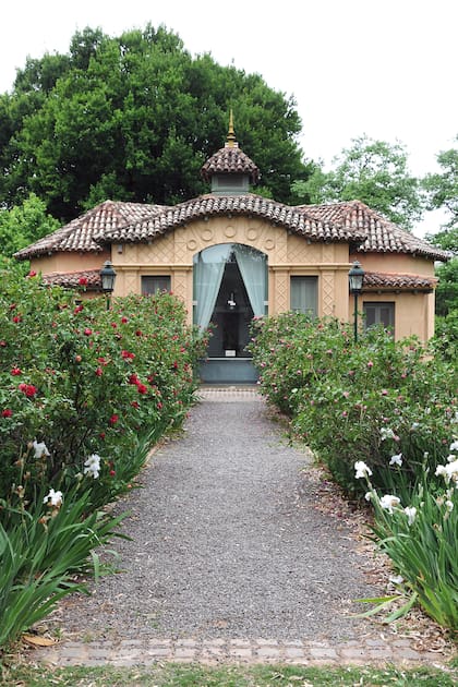 Jardín del antiguo lavadero de la estancia, donde se ven Iris germanica en flor y rosas té ‘Mrs. B.R. Cant’.