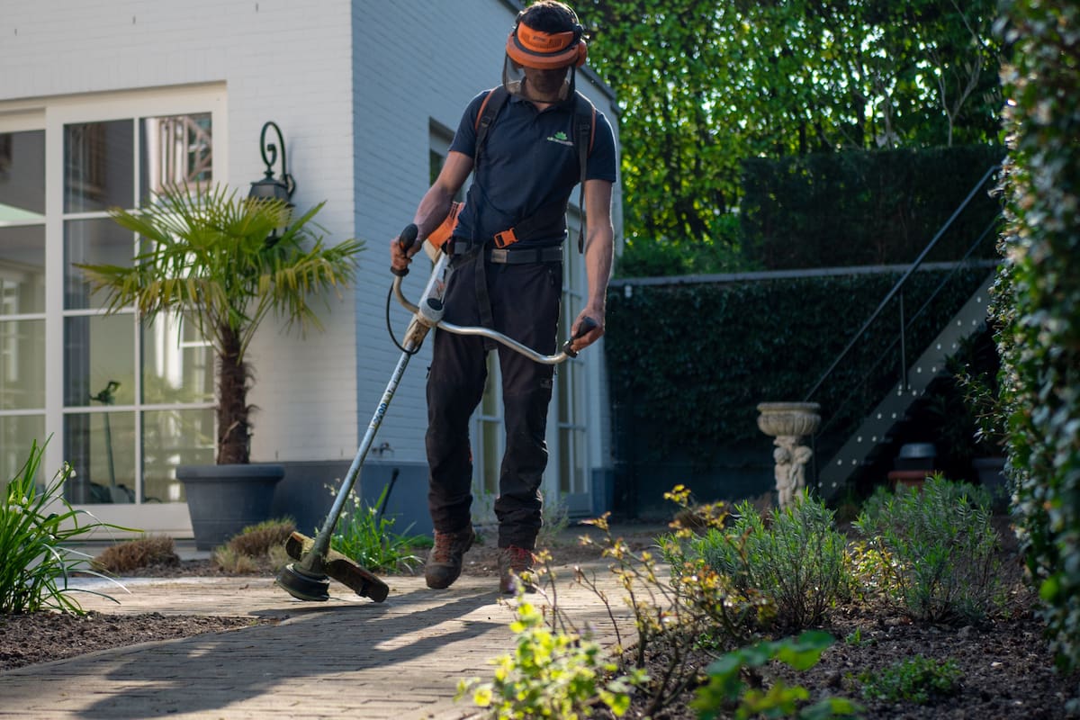 Jardinero paisajista es uno de los trabajos que se puede realizar con la visa H-2B