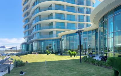 Jardines con esculturas al lado de la pileta de 150 metros