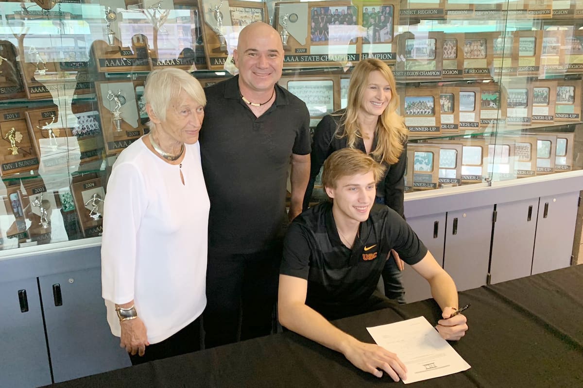 Jared Agassi firma el contrato con el béisbol universitario; sus padres, Andre y Steffi Graf lucen orgullosos.