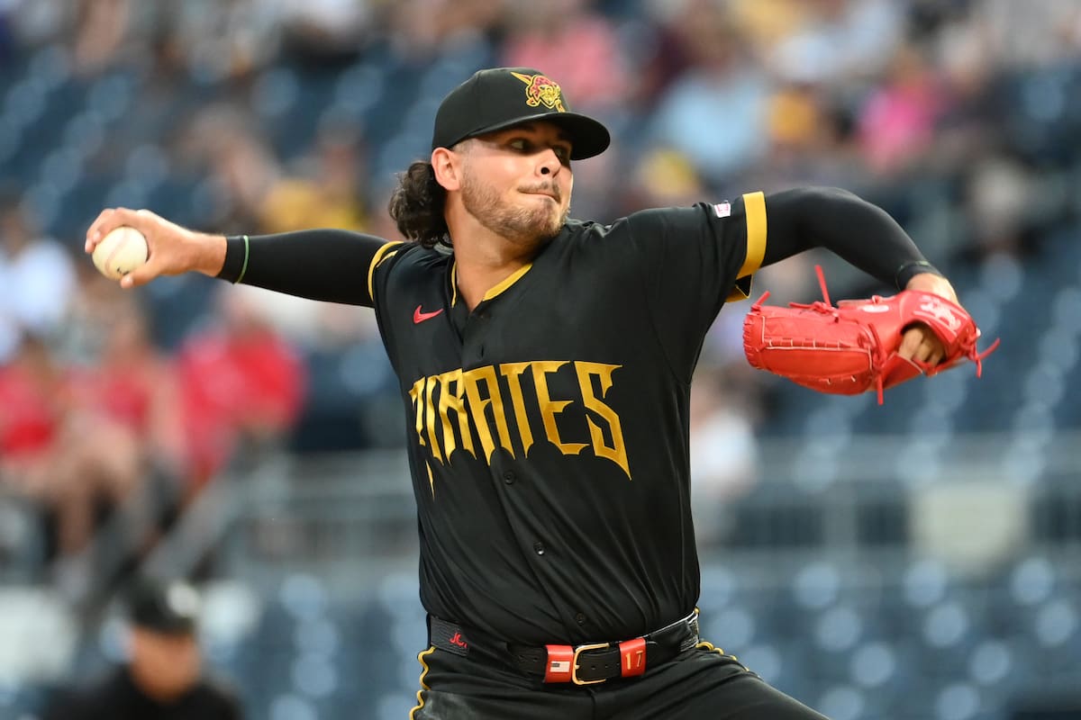 Jared Jones, abridor de los Piratas de Pittsburgh, lanza en el juego del viernes 4 de septiembre de