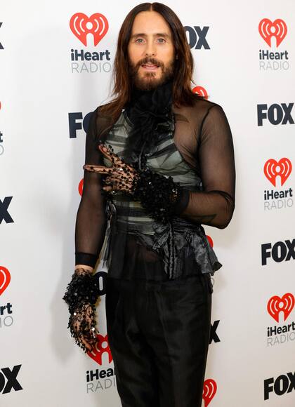 Jared Leto no pasó inadvertido con su llamativo look con transparencias, brillos y guantes