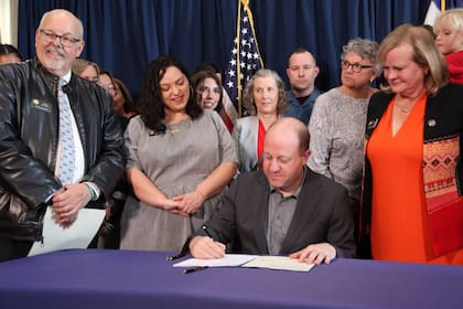 Jared Polis firmó con anterioridad varias legislaciones que garantizaban la protección a los migrantes