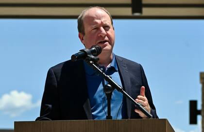 Jared Polis, Gobernador de Colorado, firma propuesta para que SNAP prohíba la compra de bebidas azucaradas (Facebook/Governor Jared Polis)