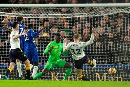 Jarrad Branthwaite (derecha) anota el gol de Everton en el partido contra Chelsea por la Liga Premier inglesa, el jueves 16 de diciembre de 2021. (AP Foto/Alastair Grant)
