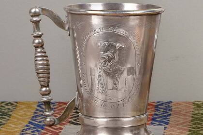 Jarrón de plata con mensajes rosistas