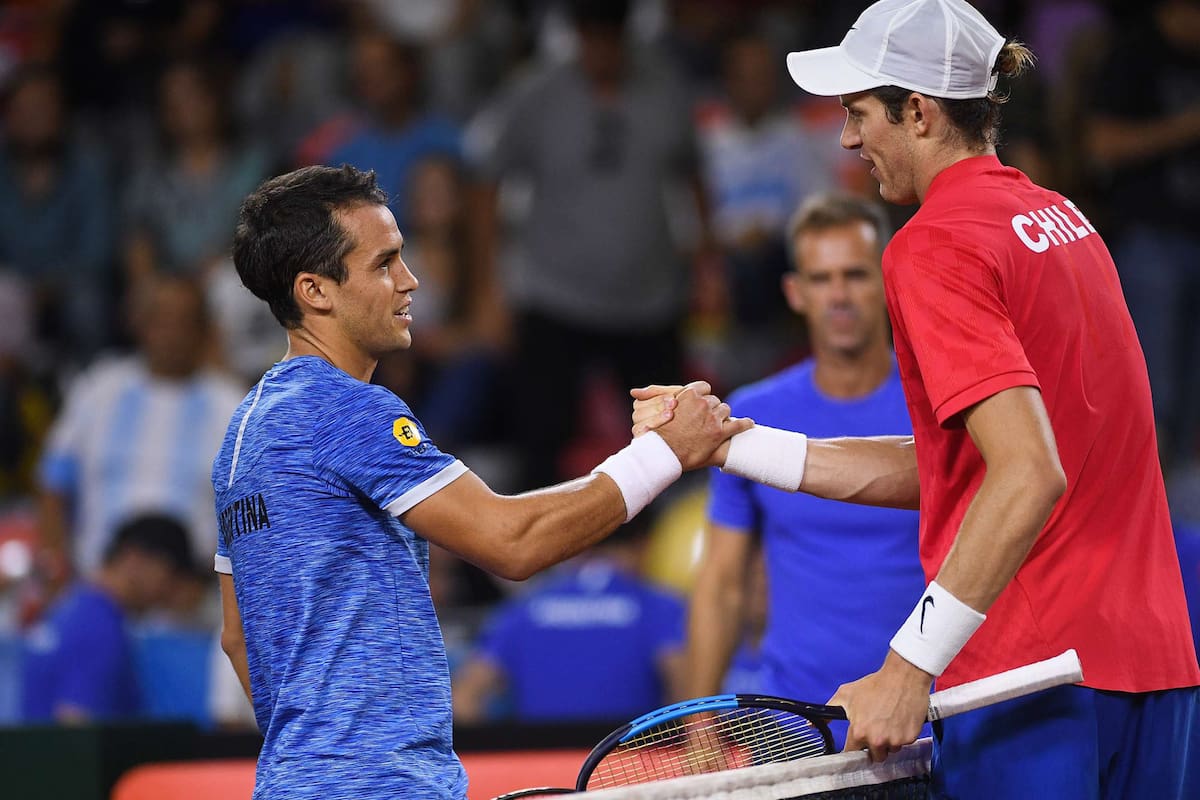 Jarry saluda a Kicker, su vencido: Chile se adelantó a la Argentina en la serie de la Copa Davis