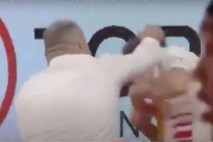 Jasmin Repesa, el técnico croata de Libertas Pesaro, de la liga de Italia de básquetbol, se desbordó y golpeó al juvenil Henri Drell