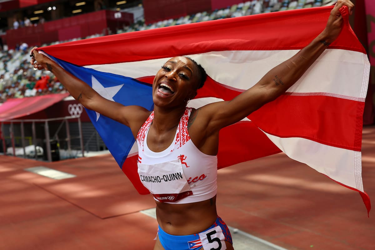 Jasmine Camac.ho-Quinn, de Puerto Rico, celebra después de ganar el oro en la final femenina de 100 metros con vallas.