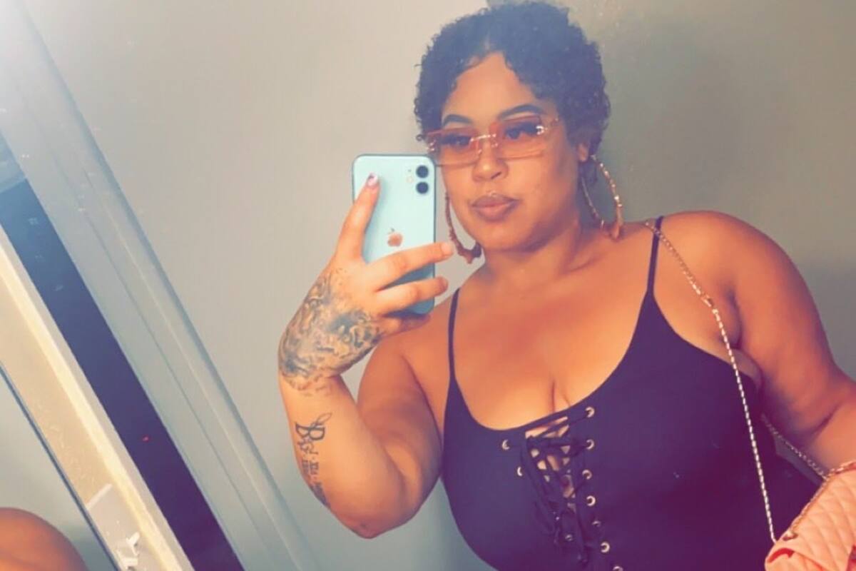 Jasmine Triggs viajó de Indiana a Texas para conocer personalmente a un hombre con quien tenía una relación online, pero al llegar a Houston descubrió que él la había borrado como contacto y quedó varada en el aeropuerto
