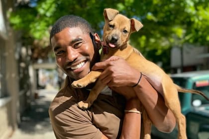 Jason Hardesty, el repartidor que transformó sus entregas en un fenómeno viral junto a los perros del barrio (Foto: Instagram @jhardesty)