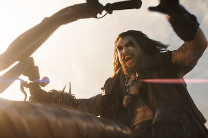 Jason Momoa, como Lobo