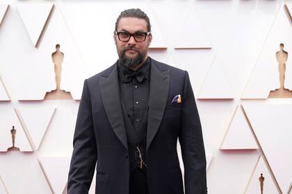 Jason Momoa llevó un pañuelo con los colores de la bandera de Ucrania