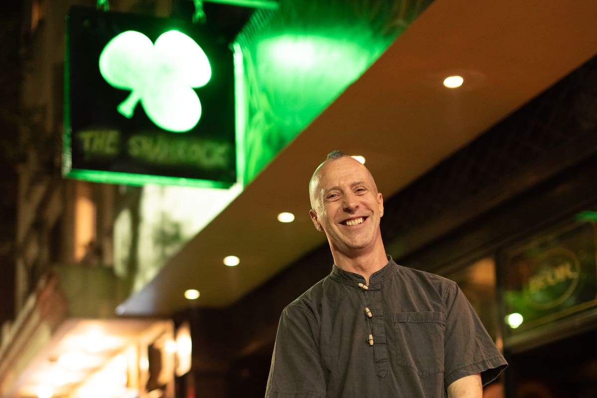 Jason reabrió las puertas de su mítico bar de The Shamrock Bar & Basement Club (Foto gentileza Hernán Avilés)