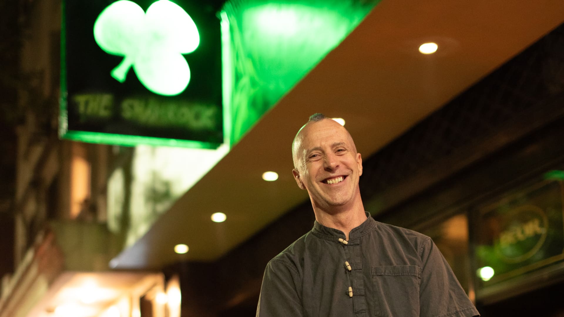 Jason reabrió las puertas de su mítico bar de The Shamrock Bar & Basement Club (Foto gentileza Hernán Avilés)