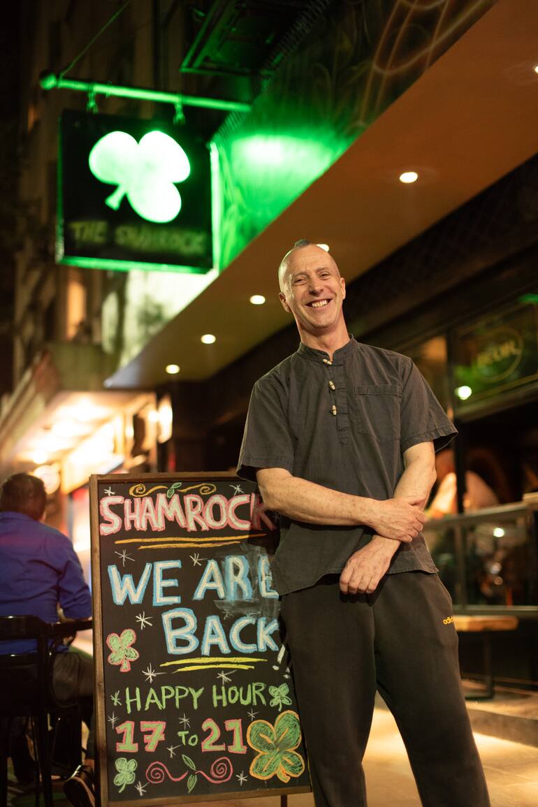 Jason reabrió las puertas de su mítico bar de The Shamrock Bar & Basement Club (Foto gentileza Hernán Avilés)
