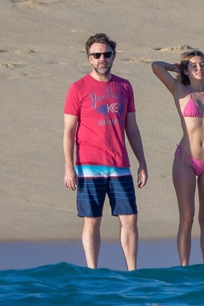 Jason Sudeikis, enamorado, disfrutó la playa junto a su flamante novia, la actriz y modelo británica Keeley Hazell