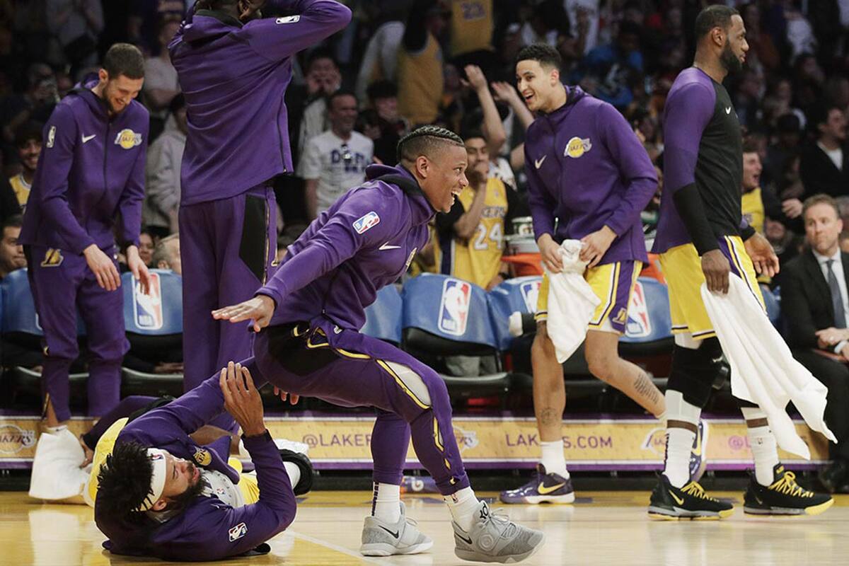 JaValee McGee en el piso y todo el equipo de los Lakers divirtiéndose por la jugada de Stephenson