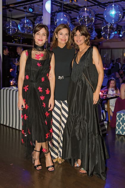 Flavia Martini (centro, con top Marni, pantalón estampado de su firma, que reabrió hace unos meses) le contó sus novedades a Sandra Hillar (izquierda) y a Evangelina Bomparola (con un vestido de la colección Otoño 2019, que presentará dentro de las catacumbas del Colón)