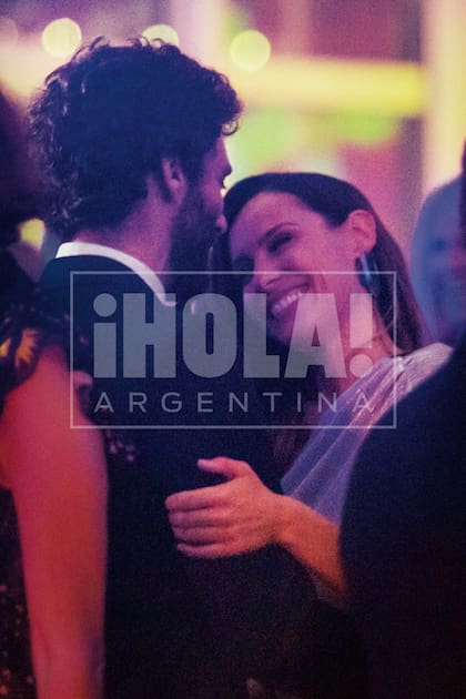 Bailaron toda la noche y se lucieron, bien apretados, en el momento de los lentos