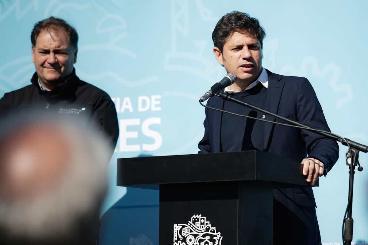 Javier Alonso junto al gobernador Axel Kicillof
