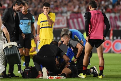 Javier Altamirano debió ser asistido por el cuerpo médico de Estudiantes y fue retirado en ambulancia en el partido ante Boca, que se suspendió.