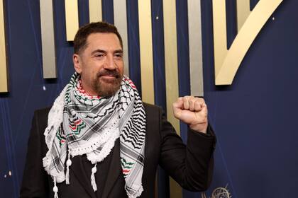 Javier Bardem en la última entrega de los Emmy, con el puño izquierdo en alto, el rostro serio y un pañuelo keffiyeh sobre su cuello