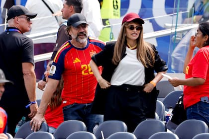 Javier Bardem y Penélope Cruz asisten al partido de cuartos de final del Mundial 2026 entre España y Bélgica en Inglewood, cerca de Los Ángeles, California