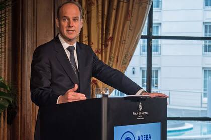 Javier Bolzico, presidente de Adeba, ayer, en el encuentro con la prensa