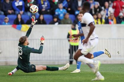 Javier Burrai no alcanza a bloquear la sutil definición de Nicolo Barella; fue el segundo gol de Italia, en el cierre del amistoso