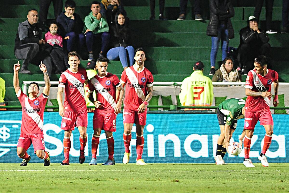 javier Cabrera festeja el primer gol de Argentinos ante Banfield, en el Sur, por la 8° fecha de la Copa de la Liga 2022
