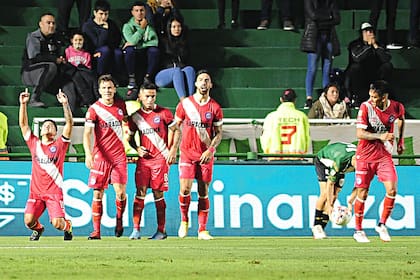 javier Cabrera festeja el primer gol de Argentinos ante Banfield, en el Sur, por la 8° fecha de la Copa de la Liga 2022