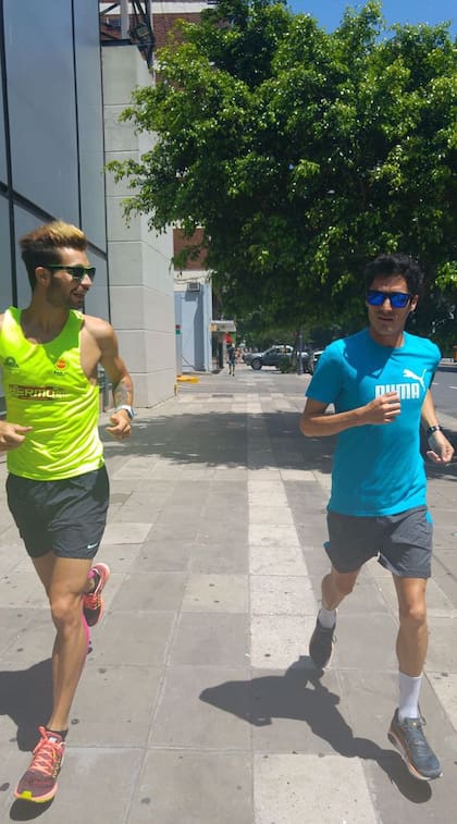 Javier Carriqueo junto con Federico Bruno, en la entrevista al trote