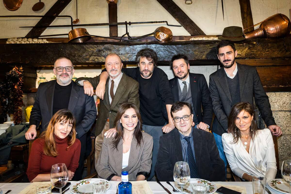 Javier Cercas con el jurado del Premio de Periodismo de Opinión Raúl del Pozo. Edu Galán, Arturo Pérez-Reverte, Manuel Jabois, Antonio Lucas, Juanma Lamet, Magdalena Tsanis, Marta Flich y Maria José Solano.