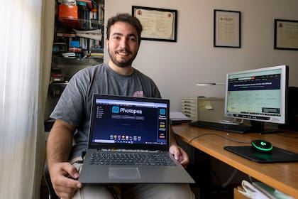 Javier Collado, en su casa de Castellón, desde la que ha vendido más de un millar de cuentas de videojuegos