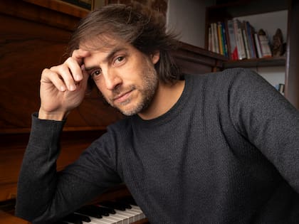 Javier con su antiguo piano. Foto: Juan Pablo Bialade