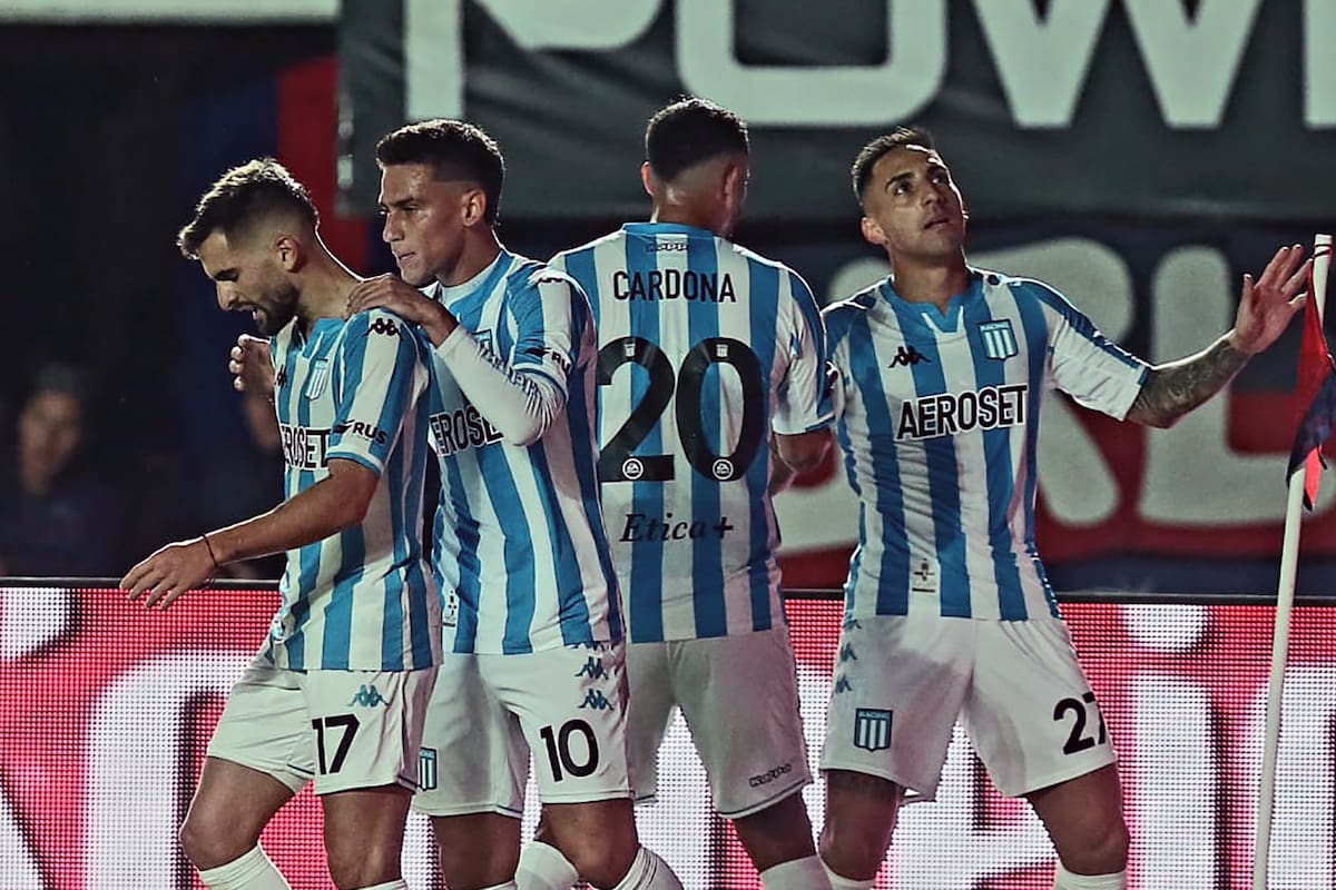 Javier Correa (27) festeja con Cardona, Rojas y Garré el 1-0 de Racing ante San Lorenzo en el Nuevo Gasómetro