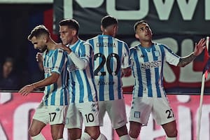 Javier Correa (27) festeja con Cardona, Rojas y Garré el 1-0 de Racing ante San Lorenzo en el Nuevo Gasómetro