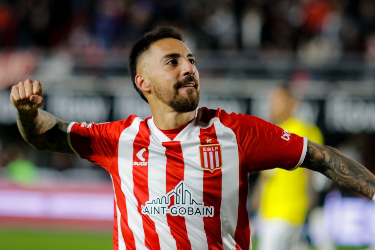 Javier Correa anotó el 2 a 0 ante Deportivo Riestra y ayudó a Estudiantes a mantenerse en lo más alto de la Tabla Anual
