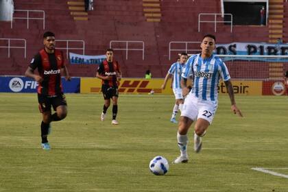 Javier Correa corre por la pelota en la derrota de Racing contra Melgar de hace tres semanas en Perú.