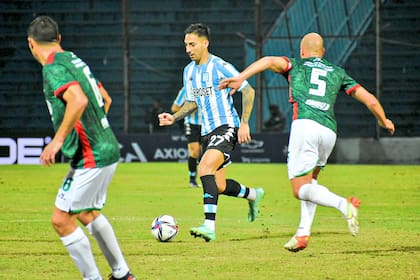 Javier Correa lleva la pelota y Matías Fritzler sale a marcarlo; Agropecuario sorprendió a Racing y lo eliminó en uno de los dieciseisavos de final por la Copa Argentina, en Jujuy.