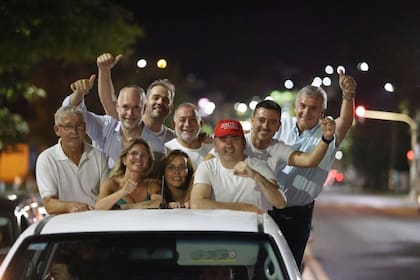 Javier Deminger, intendente electo de La Falda (con la gorra roja), junto a Horacio Rodríguez Larreta, Luis Juez,  Rodrigo de Loredo y Gerardo Morales