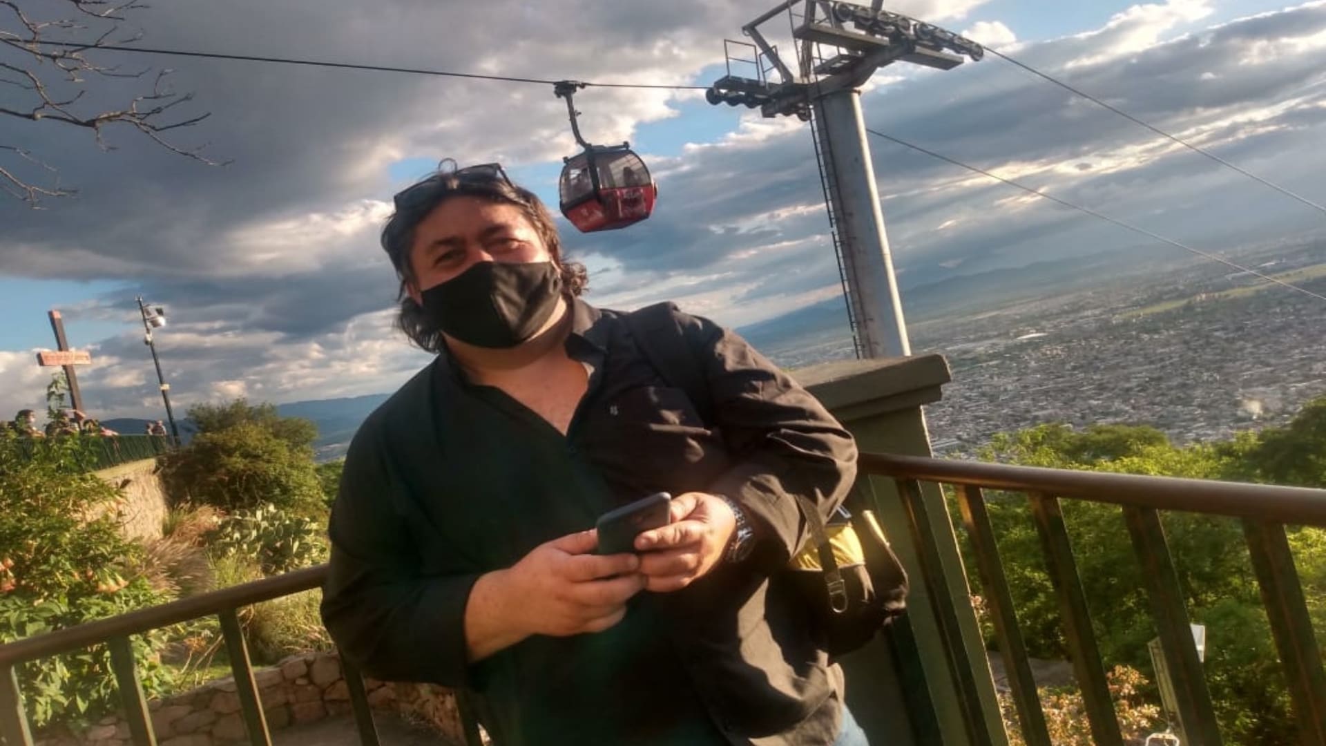 Javier disfruta el hecho de poder brindar su granito de arena para que mucha gente humilde pueda hacer su propia casa.