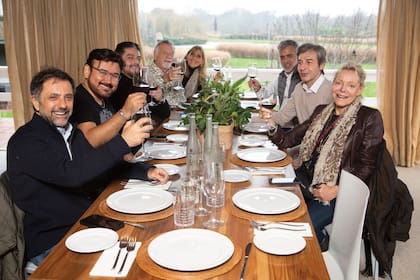 Javier, en el almuerzo que se organizó en su honor con el fundador de la isla El Descanso, Claudio Stamato, Felipe Durán, el barítono Alfredo Daza, Roberto Devorik, Luisa Guerdile, dueña del anticuario Vetmas, Gabriel Moro, Yamil Le Parc y Elisa Wagner, representante del tenor.