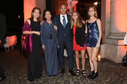 Javier en familia junto a (de izquierda a derecha) su hermana María Inés Iturrioz, su madre Bibi Green y sus sobrinas Carolina e Inés O´Toole.