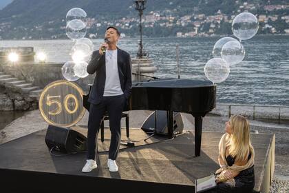 Javier, en pleno show, con el lago como telón de fondo.