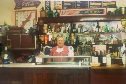 Javier en su lugar en el mundo, la barra del bar