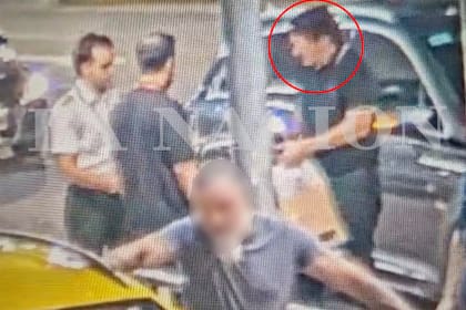 Javier Faroni al ser interceptado en Aeroparque cuando intentaba viajar a Uruguay
