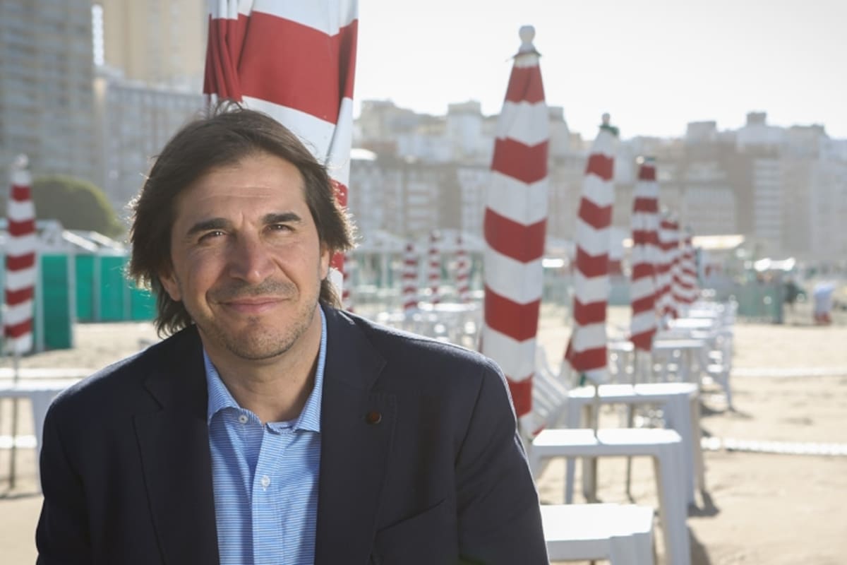 Javier Faroni, con Mar del Plata de fondo