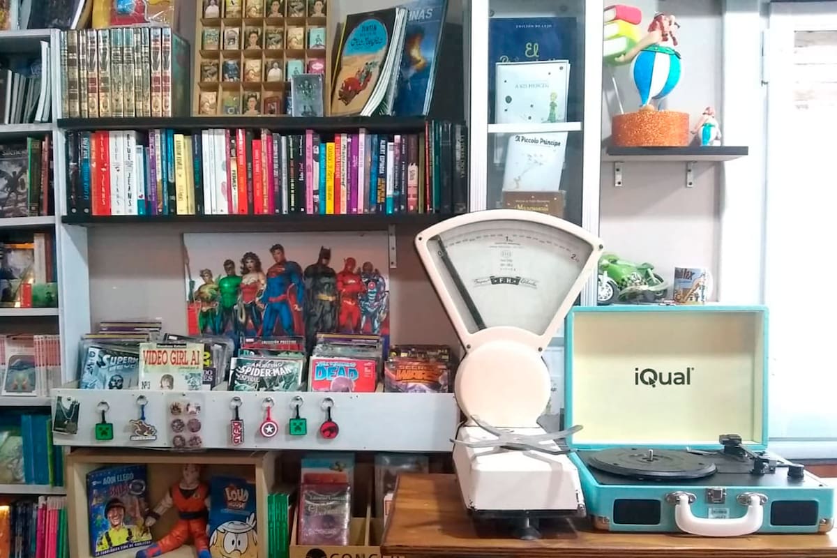 Javier Fernández y Pía Henseler abrieron una librería con café y centro cultural, todo un hito para Mar del Sud, un pueblo con menos de mil habitantes